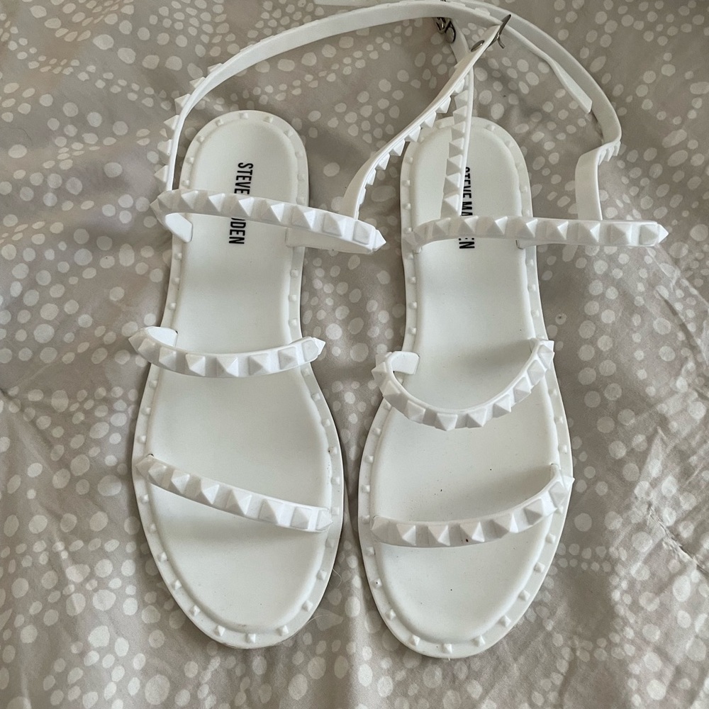 Steve Madden White Rock Studded Sandals. Women’s Size 8.
